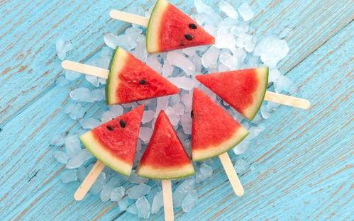 炎炎的夏日吃瓜,炎炎夏日，尽享清凉瓜果盛宴