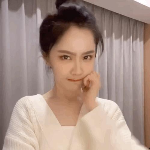 张新成上线吃瓜